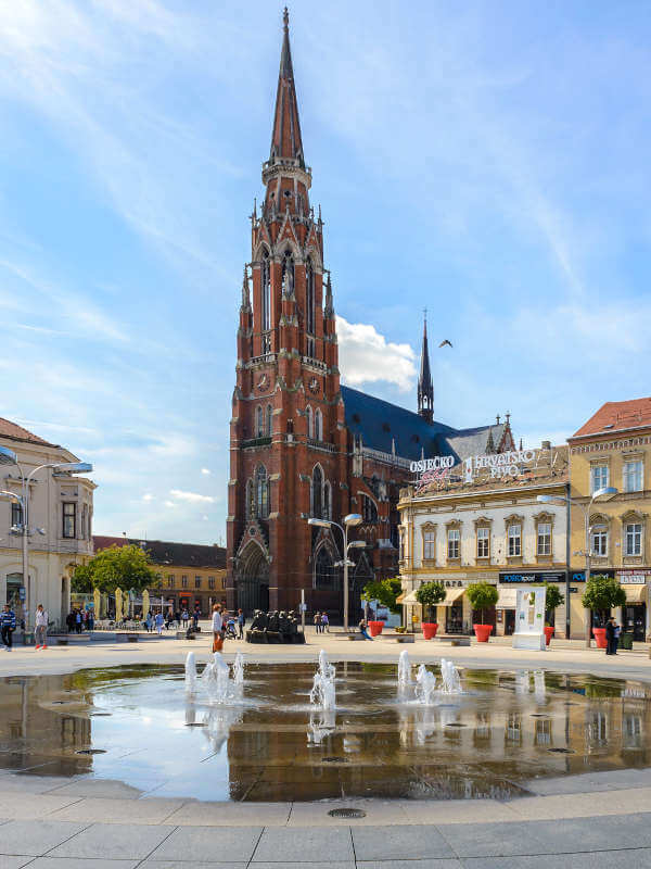 Osijek 4 Cathédrales Saint-Paul et Saint-Pierre et place Ante Starčevića