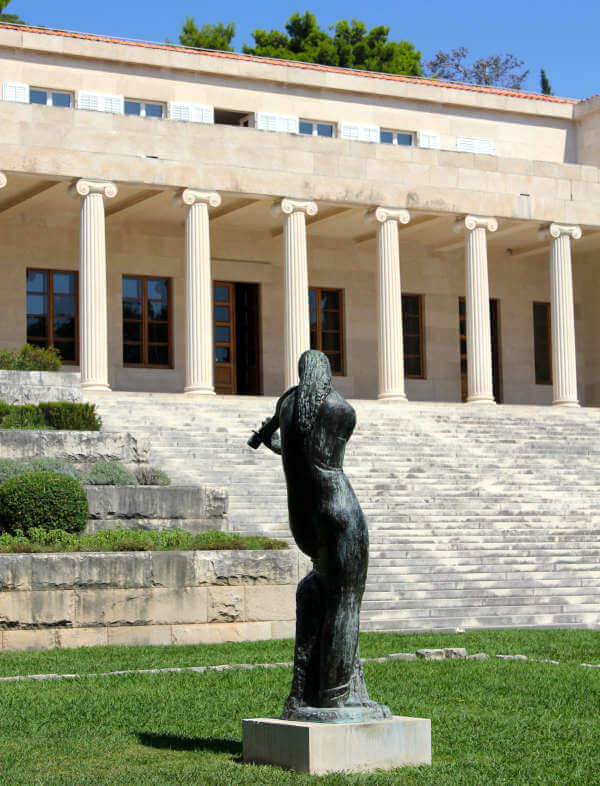 Ivan Meštrović Museum 1 Parvis et sculpture de la galerie Ivan Mestrovic