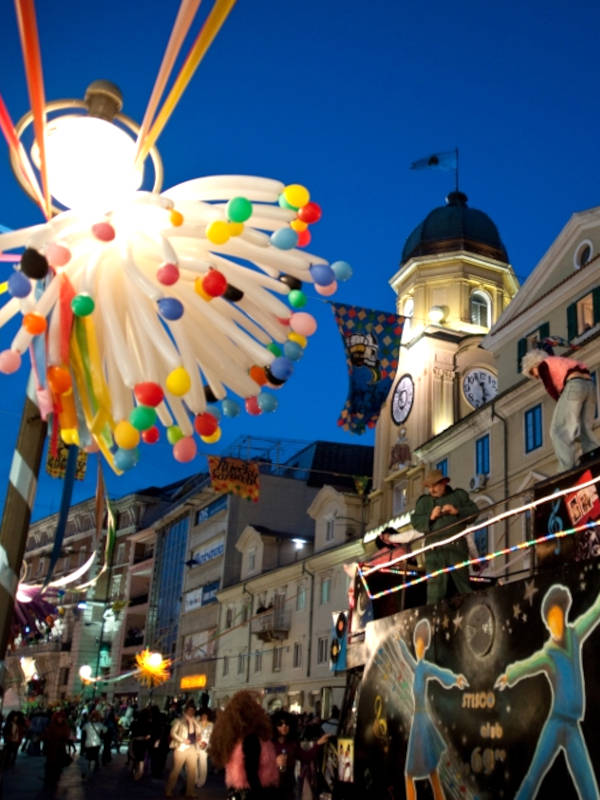 Home 5 Char décoré au carnaval de Rijeka