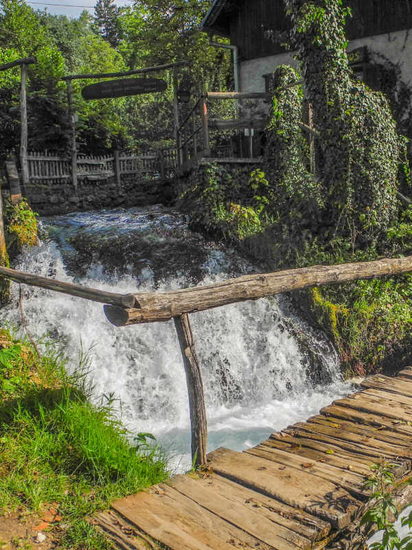Slunj 2 cascade et son pont à Slunj